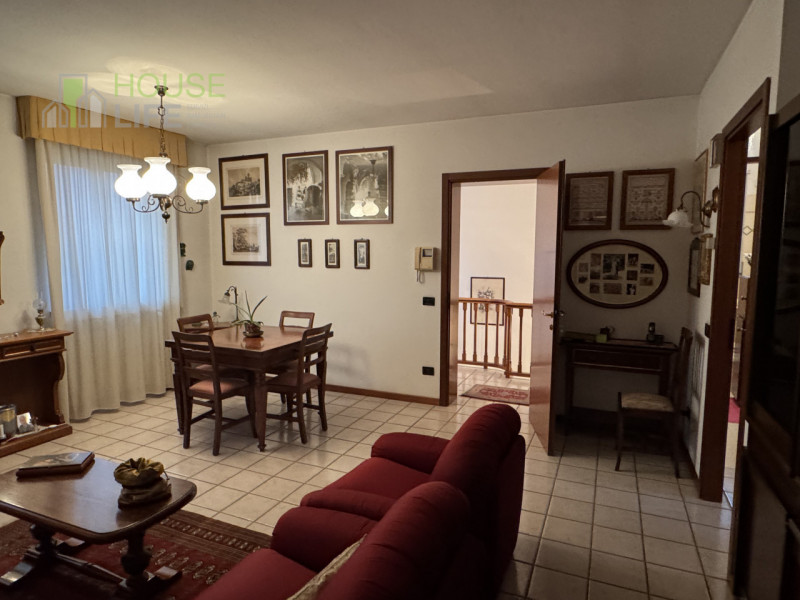 CARRE' - Loc. Pra Secco: all'interno di un residence in zona residenziale tranquilla e ricercata,...