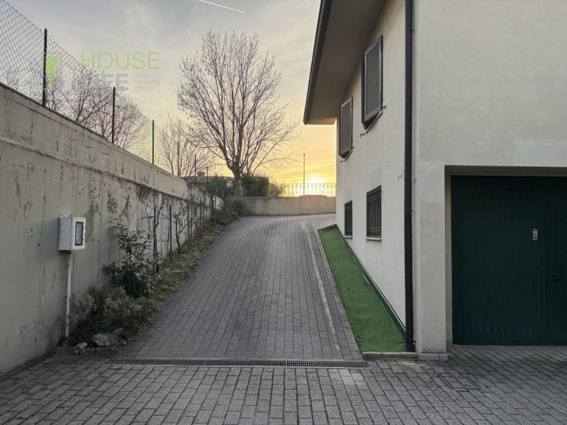 CARRE' - Loc. Pra Secco: all'interno di un residence in zona residenziale tranquilla e ricercata,...