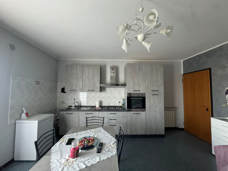 COMPOSIZIONE:
Proponiamo in vendita interessante appartamento al piano terra, attualmente a reddi...