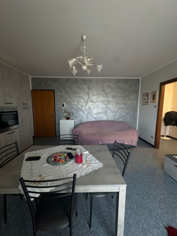 COMPOSIZIONE:
Proponiamo in vendita interessante appartamento al piano terra, attualmente a reddi...