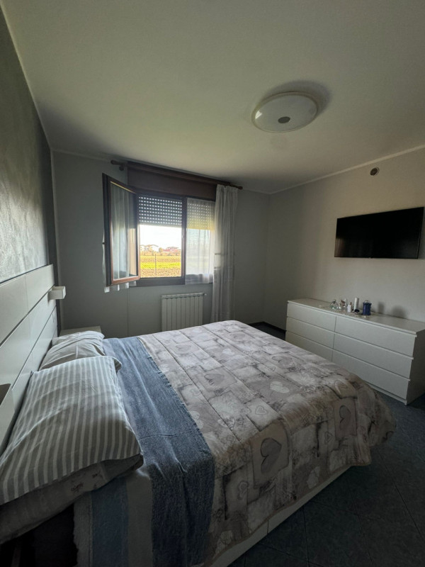 COMPOSIZIONE:
Proponiamo in vendita interessante appartamento al piano terra, attualmente a reddi...