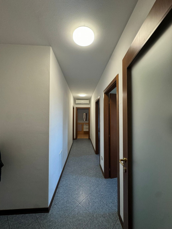 COMPOSIZIONE:
Proponiamo in vendita interessante appartamento al piano terra, attualmente a reddi...