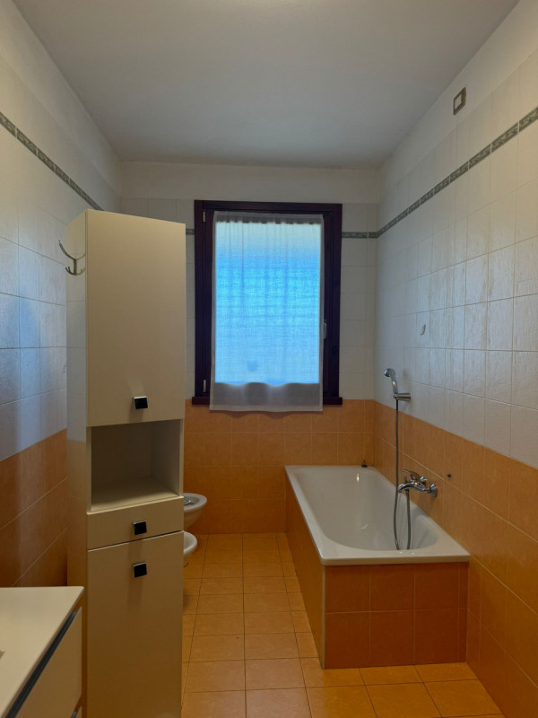 COMPOSIZIONE:
Proponiamo in vendita interessante appartamento al piano terra, attualmente a reddi...