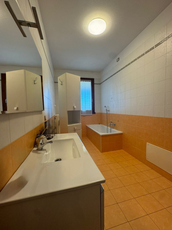 COMPOSIZIONE:
Proponiamo in vendita interessante appartamento al piano terra, attualmente a reddi...