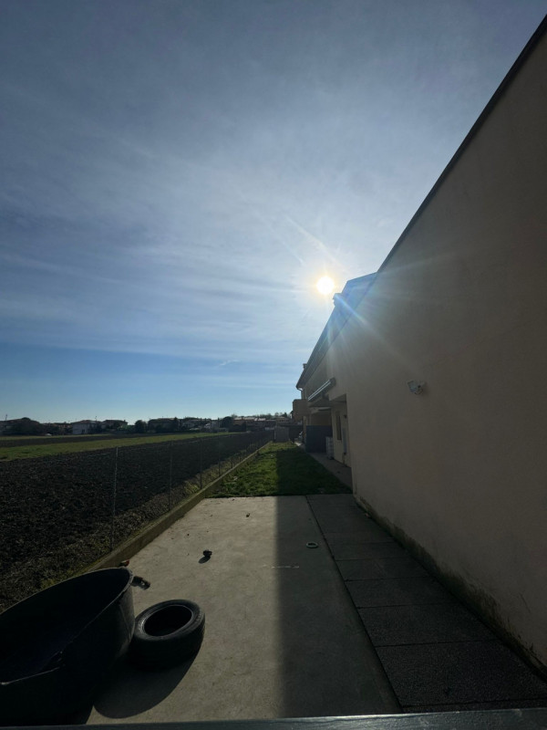 COMPOSIZIONE:
Proponiamo in vendita interessante appartamento al piano terra, attualmente a reddi...