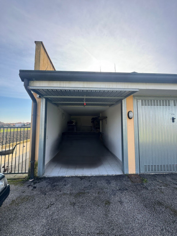 COMPOSIZIONE:
Proponiamo in vendita interessante appartamento al piano terra, attualmente a reddi...