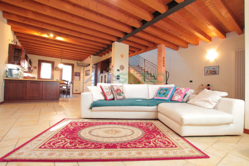 Scoprite questa affascinante casa bifamiliare situata in un tranquillo e riservato quartiere a 5 ...