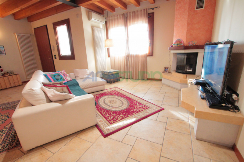 Scoprite questa affascinante casa bifamiliare situata in un tranquillo e riservato quartiere a 5 ...