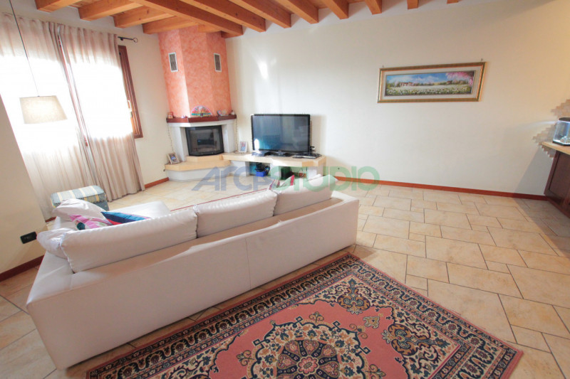 Scoprite questa affascinante casa bifamiliare situata in un tranquillo e riservato quartiere a 5 ...