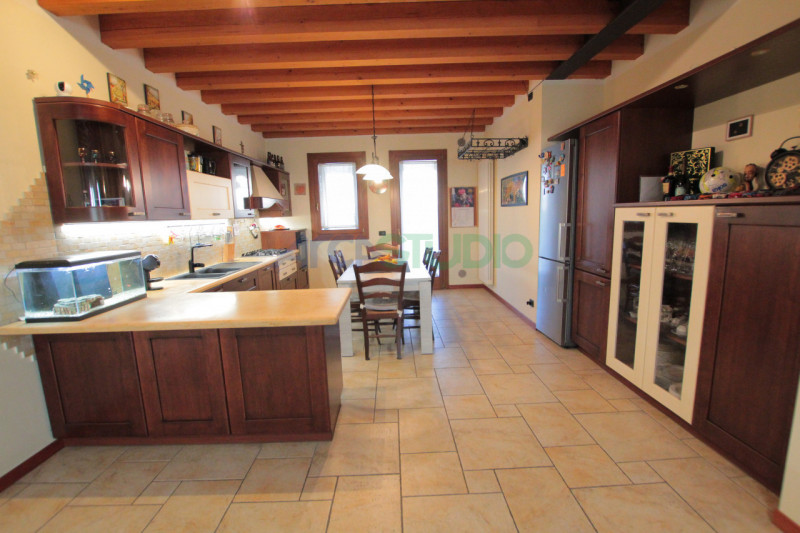 Scoprite questa affascinante casa bifamiliare situata in un tranquillo e riservato quartiere a 5 ...