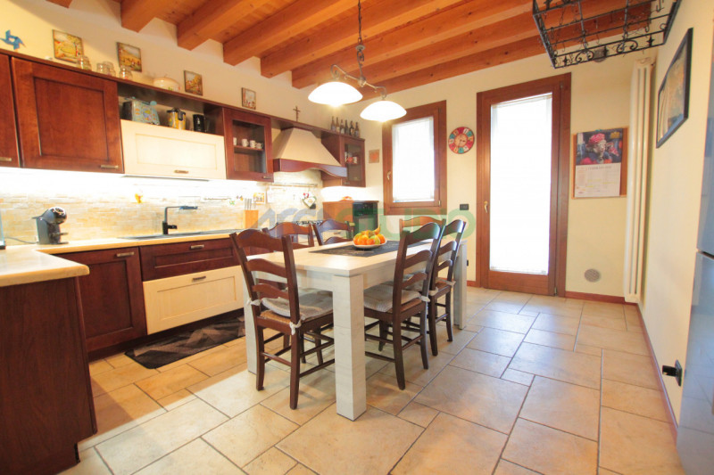 IN TRATTATIVA - Scoprite questa affascinante casa bifamiliare situata in un tranquillo e riservat...