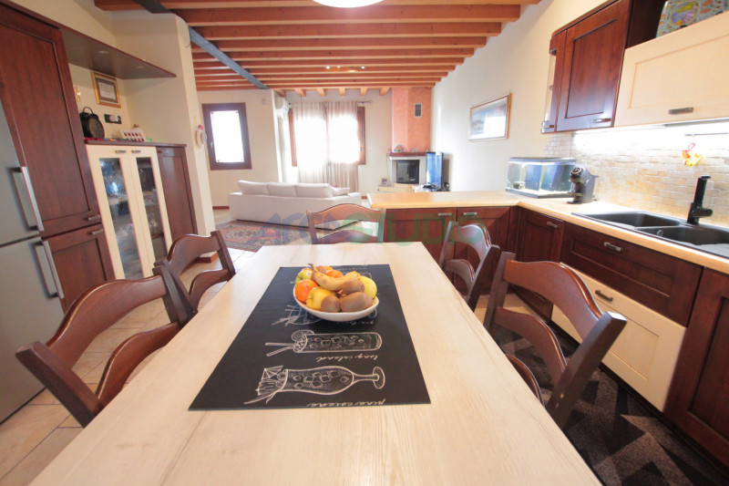 Scoprite questa affascinante casa bifamiliare situata in un tranquillo e riservato quartiere a 5 ...