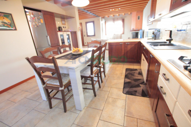 IN TRATTATIVA - Scoprite questa affascinante casa bifamiliare situata in un tranquillo e riservat...