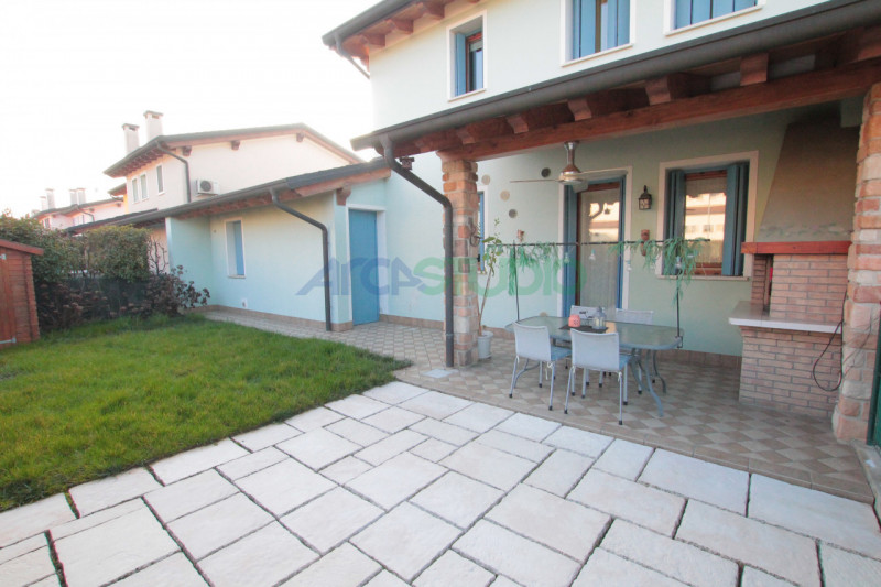 Scoprite questa affascinante casa bifamiliare situata in un tranquillo e riservato quartiere a 5 ...