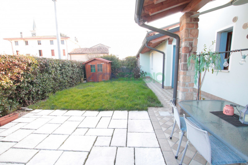 Scoprite questa affascinante casa bifamiliare situata in un tranquillo e riservato quartiere a 5 ...