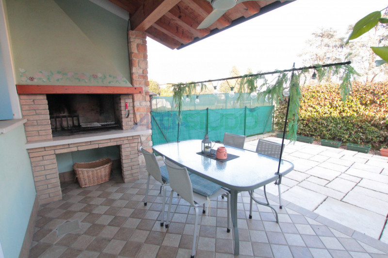 IN TRATTATIVA - Scoprite questa affascinante casa bifamiliare situata in un tranquillo e riservat...