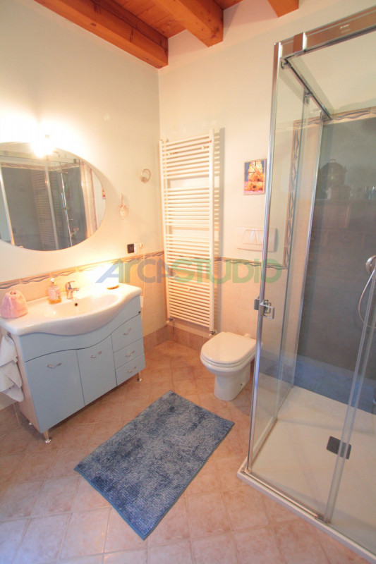 IN TRATTATIVA - Scoprite questa affascinante casa bifamiliare situata in un tranquillo e riservat...