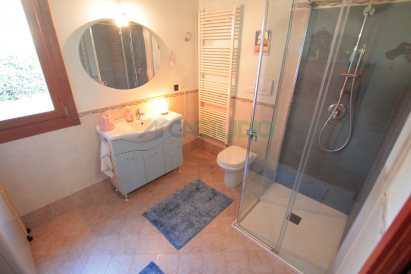 IN TRATTATIVA - Scoprite questa affascinante casa bifamiliare situata in un tranquillo e riservat...