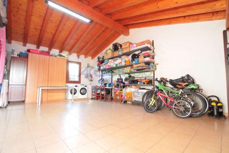 IN TRATTATIVA - Scoprite questa affascinante casa bifamiliare situata in un tranquillo e riservat...