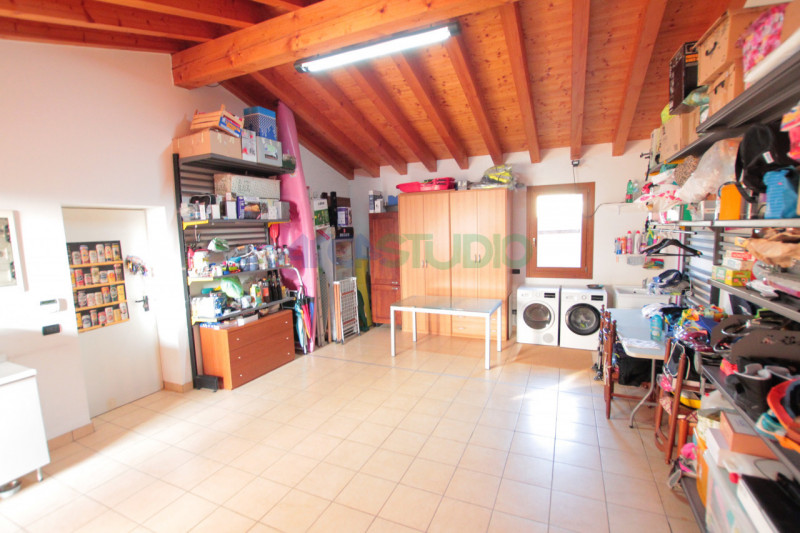 Scoprite questa affascinante casa bifamiliare situata in un tranquillo e riservato quartiere a 5 ...