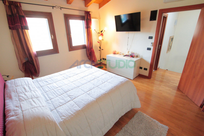 Scoprite questa affascinante casa bifamiliare situata in un tranquillo e riservato quartiere a 5 ...