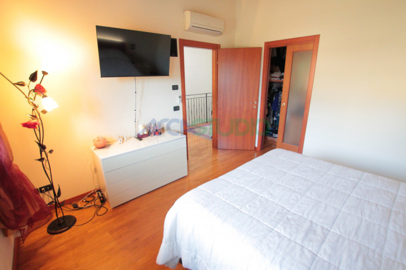 Scoprite questa affascinante casa bifamiliare situata in un tranquillo e riservato quartiere a 5 ...