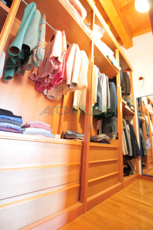 Scoprite questa affascinante casa bifamiliare situata in un tranquillo e riservato quartiere a 5 ...