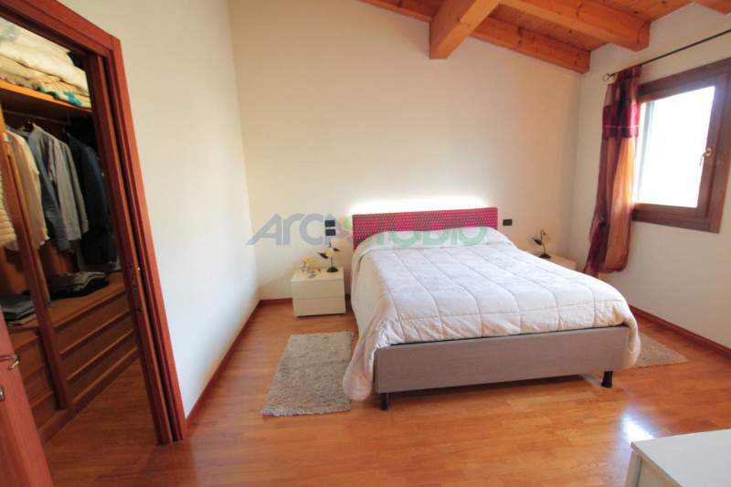 IN TRATTATIVA - Scoprite questa affascinante casa bifamiliare situata in un tranquillo e riservat...