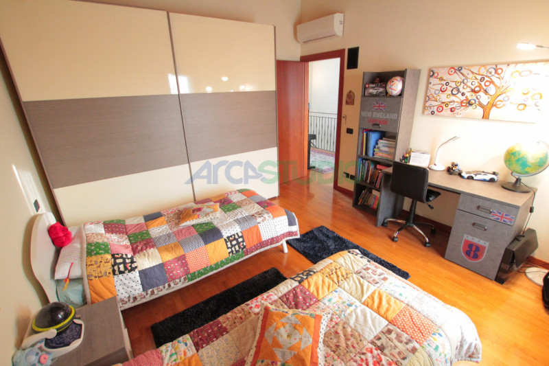 Scoprite questa affascinante casa bifamiliare situata in un tranquillo e riservato quartiere a 5 ...