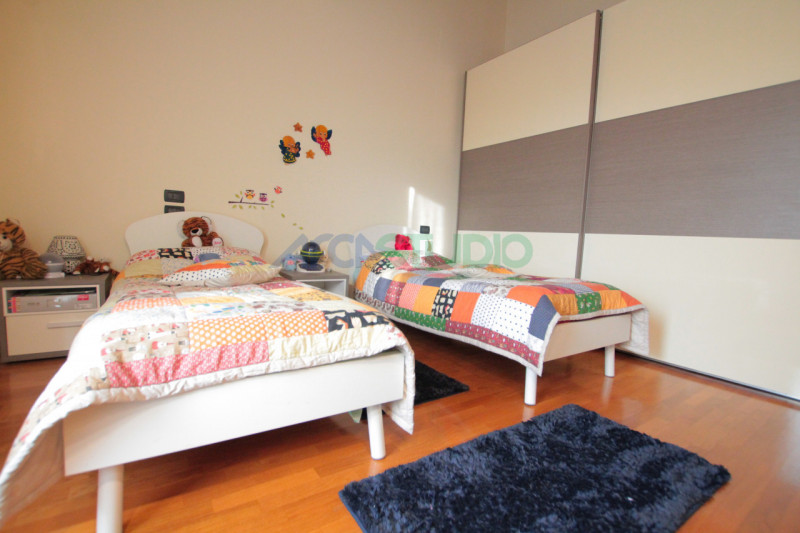 IN TRATTATIVA - Scoprite questa affascinante casa bifamiliare situata in un tranquillo e riservat...