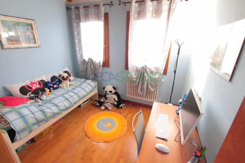 Scoprite questa affascinante casa bifamiliare situata in un tranquillo e riservato quartiere a 5 ...