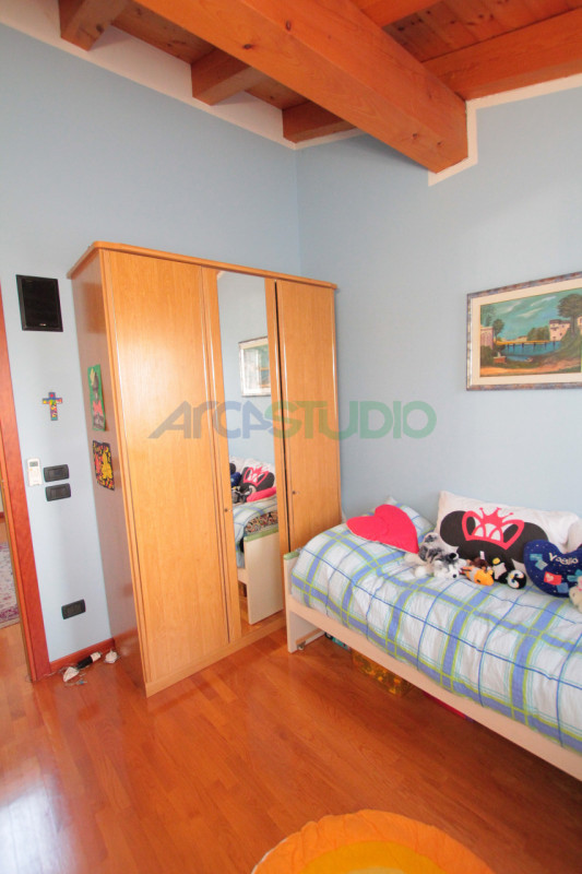 Scoprite questa affascinante casa bifamiliare situata in un tranquillo e riservato quartiere a 5 ...