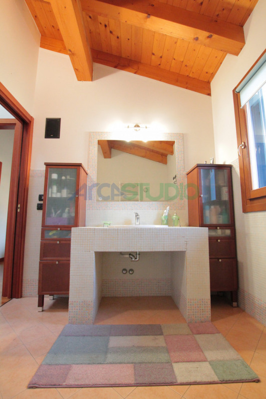 Scoprite questa affascinante casa bifamiliare situata in un tranquillo e riservato quartiere a 5 ...