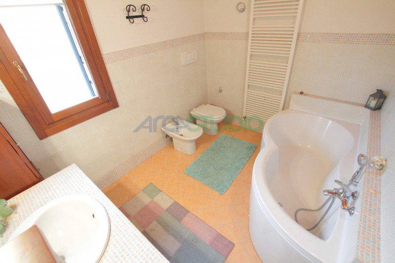 Scoprite questa affascinante casa bifamiliare situata in un tranquillo e riservato quartiere a 5 ...