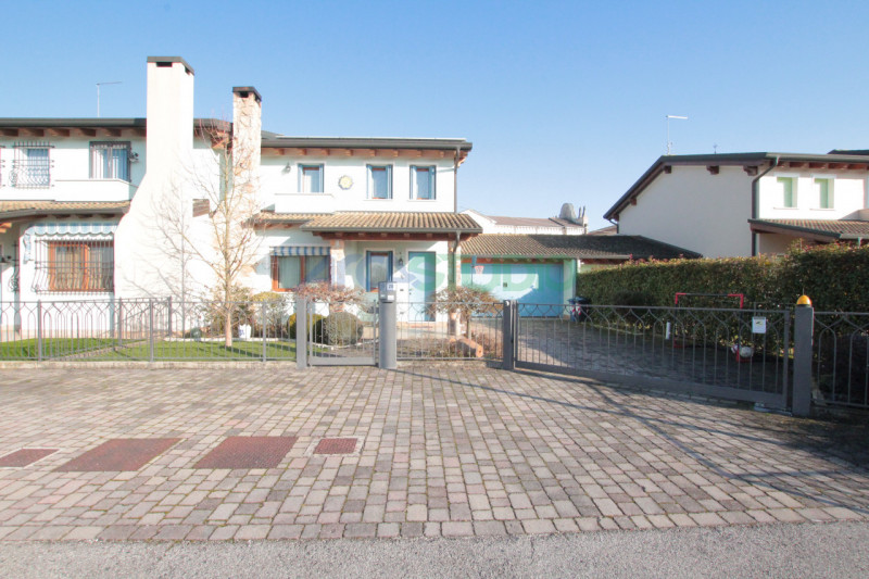 Scoprite questa affascinante casa bifamiliare situata in un tranquillo e riservato quartiere a 5 ...