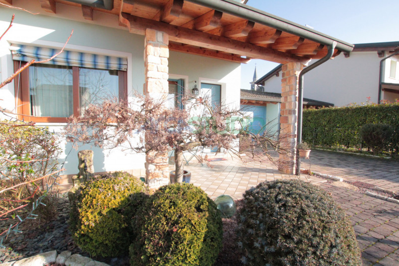 Scoprite questa affascinante casa bifamiliare situata in un tranquillo e riservato quartiere a 5 ...