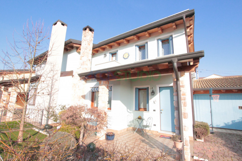 IN TRATTATIVA - Scoprite questa affascinante casa bifamiliare situata in un tranquillo e riservat...