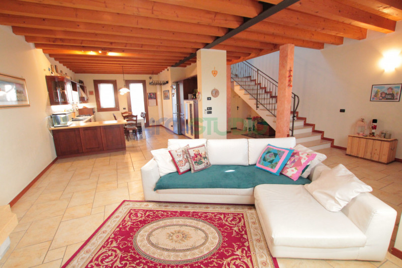 Scoprite questa affascinante casa bifamiliare situata in un tranquillo e riservato quartiere a 5 ...