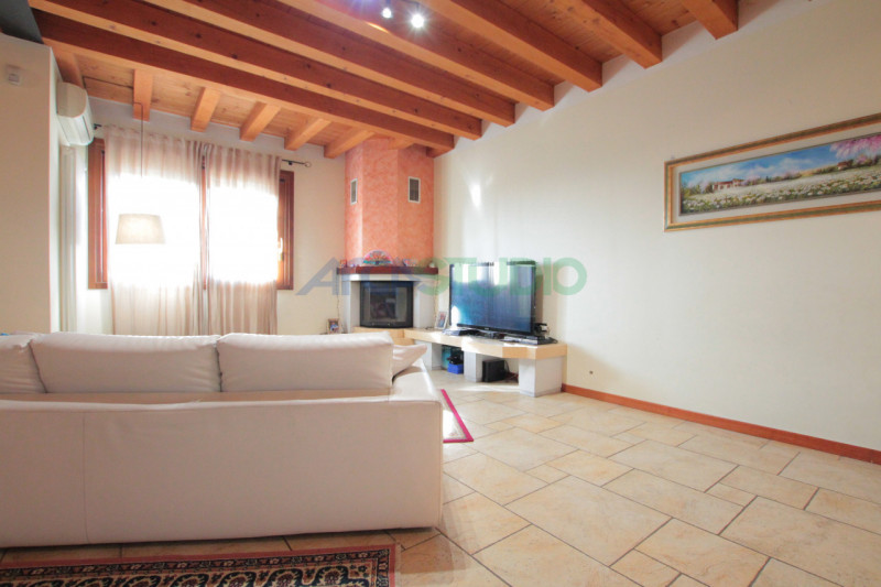 Scoprite questa affascinante casa bifamiliare situata in un tranquillo e riservato quartiere a 5 ...