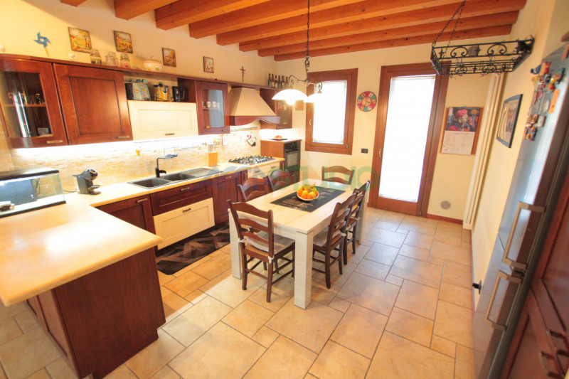 IN TRATTATIVA - Scoprite questa affascinante casa bifamiliare situata in un tranquillo e riservat...