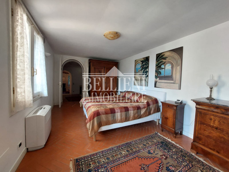 LONGARA: Nel cuore di una delle zone più tranquille e verdeggianti della città, proponiamo in aff...