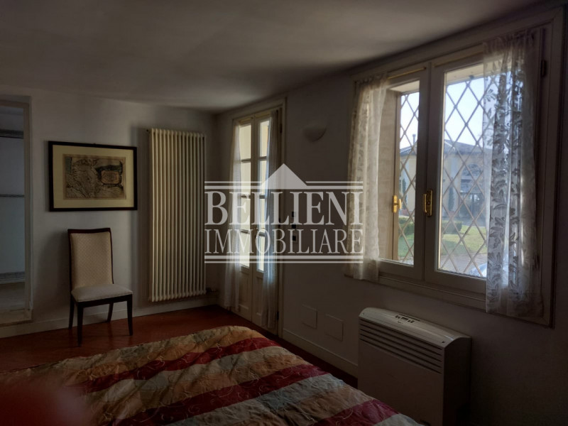 LONGARA: Nel cuore di una delle zone più tranquille e verdeggianti della città, proponiamo in aff...