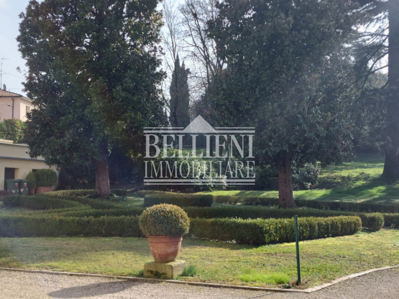 LONGARA: Nel cuore di una delle zone più tranquille e verdeggianti della città, proponiamo in aff...