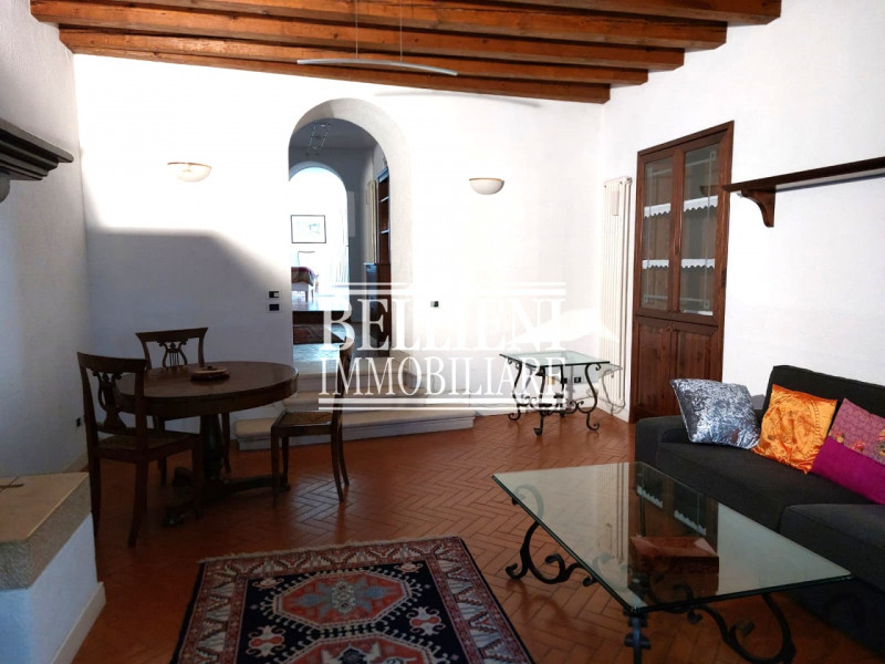 LONGARA: Nel cuore di una delle zone più tranquille e verdeggianti della città, proponiamo in aff...