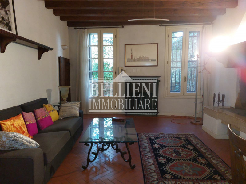 LONGARA: Nel cuore di una delle zone più tranquille e verdeggianti della città, proponiamo in aff...