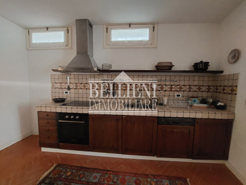 LONGARA: Nel cuore di una delle zone più tranquille e verdeggianti della città, proponiamo in aff...