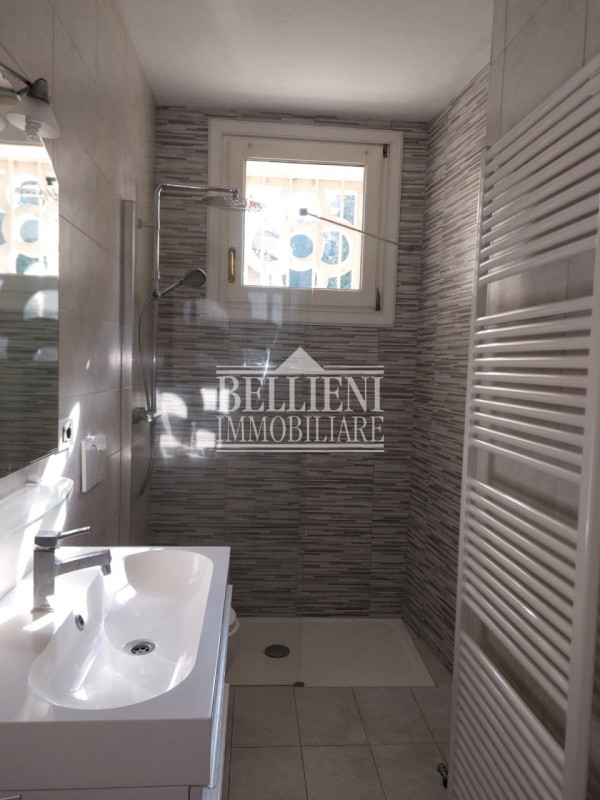 LONGARA: Nel cuore di una delle zone più tranquille e verdeggianti della città, proponiamo in aff...