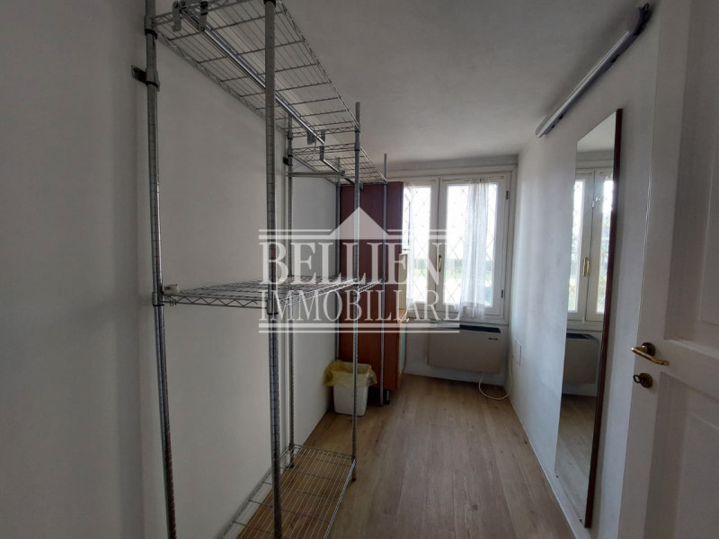 LONGARA: Nel cuore di una delle zone più tranquille e verdeggianti della città, proponiamo in aff...