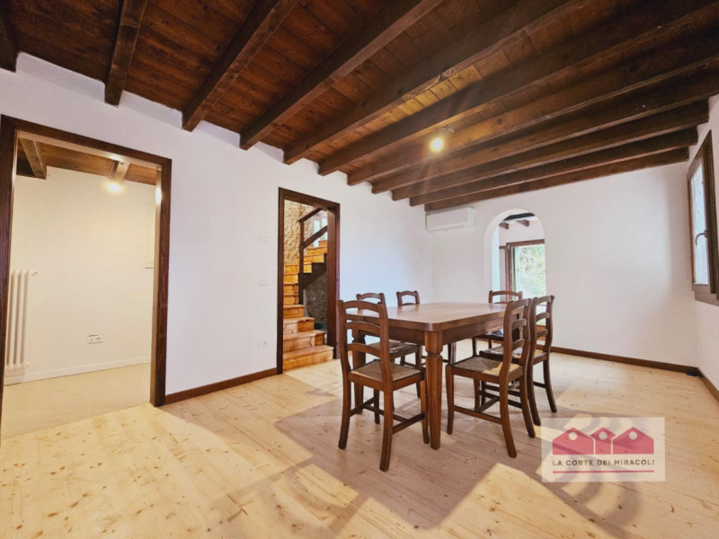 CREAZZO COLLE: BELLISSIMA BIFAMILIARE COMPLETAMENTE RISTRUTTURATA, CIRCONDATA DA UN PARCO, 3 CAME...