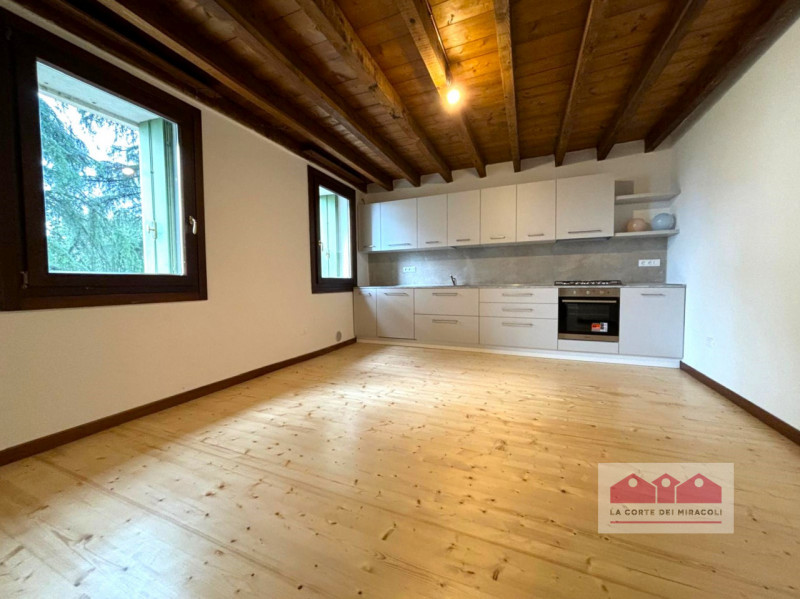 CREAZZO COLLE: BELLISSIMA BIFAMILIARE COMPLETAMENTE RISTRUTTURATA, CIRCONDATA DA UN PARCO, 3 CAME...